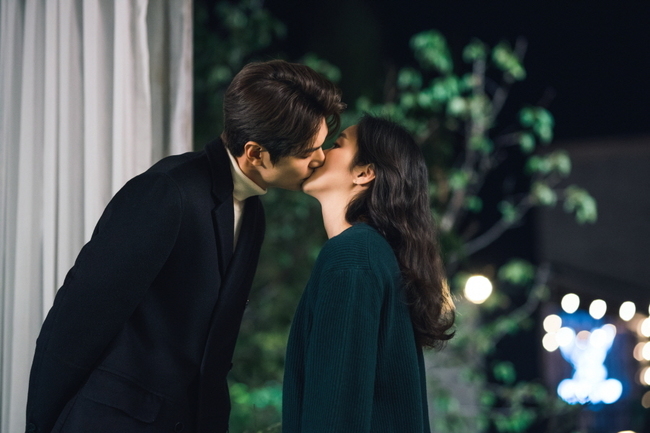 The King Lee Min-ho, Kim Go-eun sprouts a bilateral romance with Acquiesce Moment.In the 8th episode of SBSs Golden Land Drama The King - Eternal Monarch (playplayed by Kim Eun-sook/directed by Baek Sang-hoon, and Jeong Ji-hyun/produced by Hwa-An-dam Pictures), Lee Gon and Kim Go-eun started working together against Lee Rim (Lee Jung-jin), who is breaking the cracks between the two worlds. I checked.From a date to a daily life, a playful phone call, and a grieving appearance to check for safety, he showed a lover who crossed the parallel world.In particular, Jung Tae-eul, who was somewhat clumsy about the expression of Feeling, was convinced of his heart about Lee and made a straight confession of I love you.Lee Min-ho and Kim Go-eun will show their second kiss, which has changed their eyes, following the first kiss of a surprise provocation in the Imperial Palace of Korea.In the play, Lee and Jung Tae convey deepening Feeling toward each other with a faint kiss.Leeon covers his face with his hands with his eyes, and Jung Tae-eul shares his familiar second kiss with his sad eyes.While the two people who responded with a warm smile show the highest point of sweetness with a familiar kiss, the tears are formed in the eyes of the two people, raising questions about the reason.Lee Min-ho and Kim Go-euns familiar second kiss scene was filmed in Chungju, Chungcheongbuk-do in April.Lee Min-ho and Kim Go-eun have appeared calmly with their usual playfulness ahead of the shooting of this scene, which should reveal delicate Feeling.The two men read the script together, checked the lines of the lines of the lines of the lines, co-work, and Feeling, and began to immerse themselves.The two mens dense hot-rolled, no breathing was heard at the scene, and Lee Min-ho and Kim Go-eun, who ran to the monitor at the same time as OK Sign, smiled at the screen and raised expectations for the second kiss scene.Park Su-in