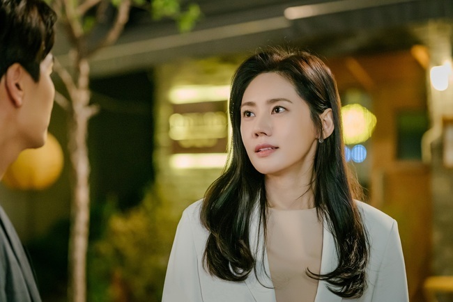 I dont know much, but Family. Choo Ja-hyun, Kim Tae-hoon co-works with a couple who are seemingly perfect but unknown.TVNs New Moonwha Drama, which will be broadcast first on June 1, is Family. (director Kwon Young-il, playwright Kim Eun-jung, production studio Dragon/hereinafter Family.) On the 14th, the side of the movie is still cut by Kim Eun-joo and Kim Tae-hoon, who are cold as if they were friends. We have released the release.Family. draws stories about misunderstandings and understandings of Family like Ellen Burstyn and Ellen Burstyn like Family.Parents and children live their lives as they get older and less time together and more secrets to talk about.It is natural because it is Family, and I meet Feeling, who was not able to share it because I was close, and a relationship that deeply shares the secret more than Family.I do not know much about I, but I am a family, not a family, but I have a story about people and family in the end.Director Kwon Young-il, who co-directed WWWW, 100 million stars from the sky, and Suits, will take on the megaphone and will be written by Kim Eun-jung, who wrote screenplays such as Drama Neighbors Boyfriend and the films Hello, Hyung-ah, Huayu, and Access.The relationship between Kim Eun-joo and Yoon Tae-hyung, who are married to each other, is another axis in Family. Kim Eun-joo and Yoon Tae-hyung are perfect couples that anyone can envy, but they do not.The temperature difference between the eyes of each other in the public photos is interesting. I can not even feel the gap in Kim Eun-joo, who has a soft smile and ITZY-only distraction.The sense of distance between the two without warmth gives a glimpse into the Decication world where the couple live.Although it is the closest family, I wonder about the story of Kim Eun-joo and Yoon Tae-hyung, who seem to exist as each person rather than together.The first daughter, Kim Eun-joo, who is Acted by Choo Ja-hyun, is a former patent attorney who graduated from a prestigious university.Although she is a cool realist, she is a generous and decent eldest daughter only to her father, Kim Sang-sik (Jung Jin-young). After marriage, she faces herself who felt distance from her husband and could not imagine.Kim Eun-joos husband, Yoon Tae-hyung, was the eldest son of a conservative family of doctors and a family medicine doctor who has never lived a life for himself.Unlike his introverted self, he meets and marries Kim Eun-joo, who is proud and logical. He is more caring than anyone else, but he does not know the distance his wife feels.Park Su-in