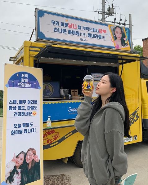 Apink Son Na-eun has certified Coffee or Tea.Son Na-eun posted a picture on his 14th day with an article entitled Sister Thank you Hahn One x Hyeji on his instagram.In the open photo, Son Na-eun is standing in front of Coffee or Tea and taking a cup and taking an authentication shot.Actor Park So-dam, who sent Coffee or Tea, has a relationship with TVN drama Cinderella and four articles.On the other hand, Apink, which Son Na-eun belongs to, released his mini album LOOK on April 13th.Photo: Son Na-eun SNS
