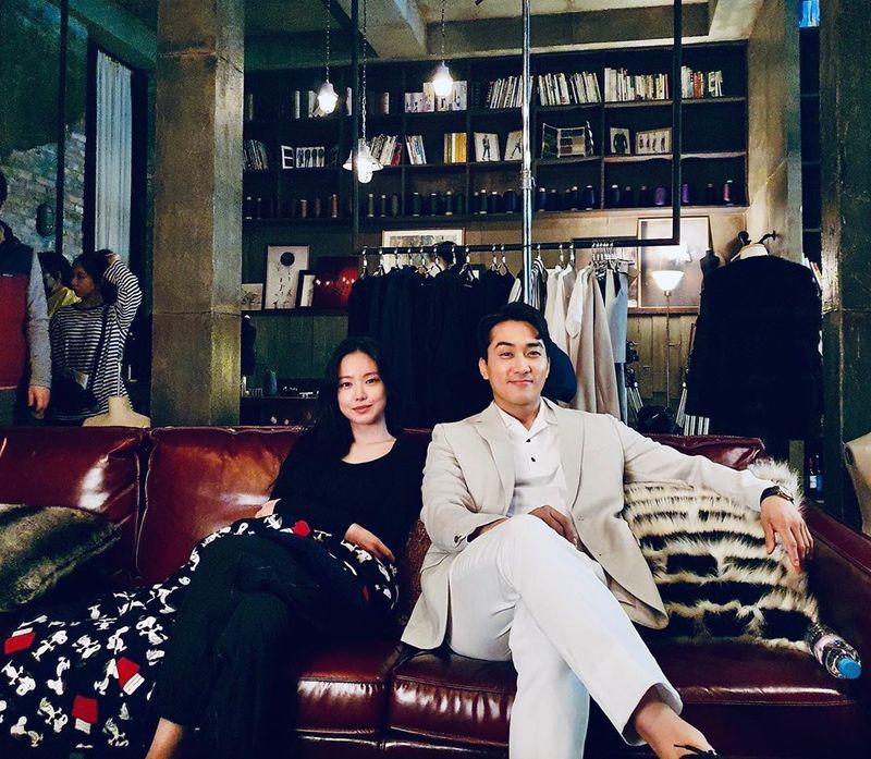 Song Seung-heon has released a warm two-shot with Son Na-eun.Song Seung-heon released a two-shot with Son Na-eun on May 15 with his article #Son Na-eun #Song Seung-heon on his instagram.The warmth that comes through the picture attracts attention.The two will appear together in the new MBC drama I want to eat with you.Ill Have Dinner with You is a delicious one-kid romance drama in which two men and women whose feelings of love have degraded due to the wounds of parting and the solo culture, join together for dinner and fall into each others charm as if they were riding a thumb.pear hyo-ju