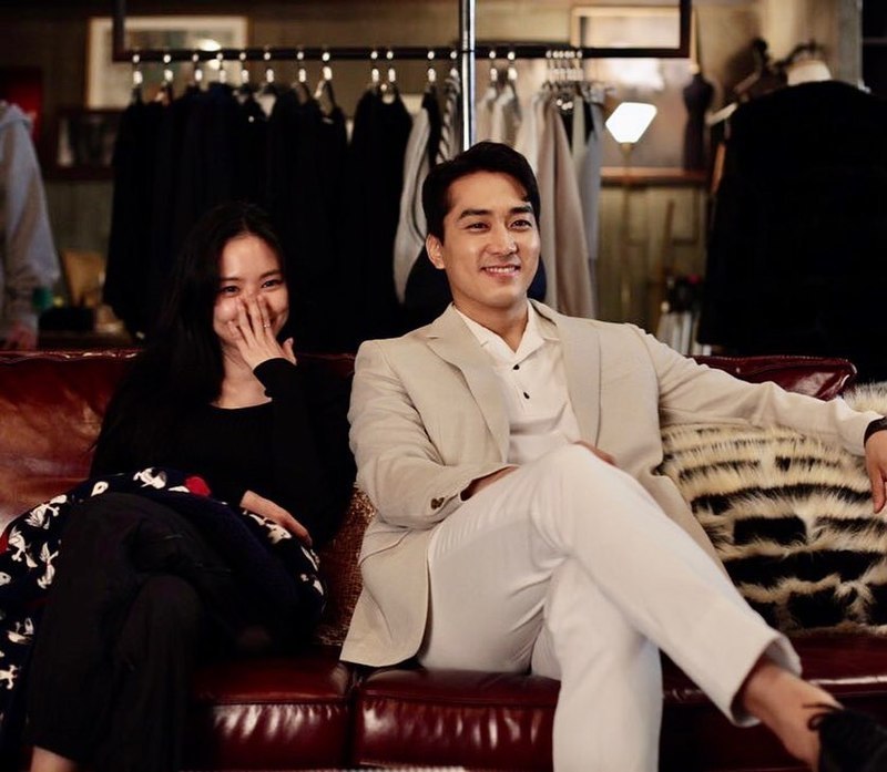 Song Seung-heon has released a warm two-shot with Son Na-eun.Song Seung-heon released a two-shot with Son Na-eun on May 15 with his article #Son Na-eun #Song Seung-heon on his instagram.The warmth that comes through the picture attracts attention.The two will appear together in the new MBC drama I want to eat with you.Ill Have Dinner with You is a delicious one-kid romance drama in which two men and women whose feelings of love have degraded due to the wounds of parting and the solo culture, join together for dinner and fall into each others charm as if they were riding a thumb.pear hyo-ju