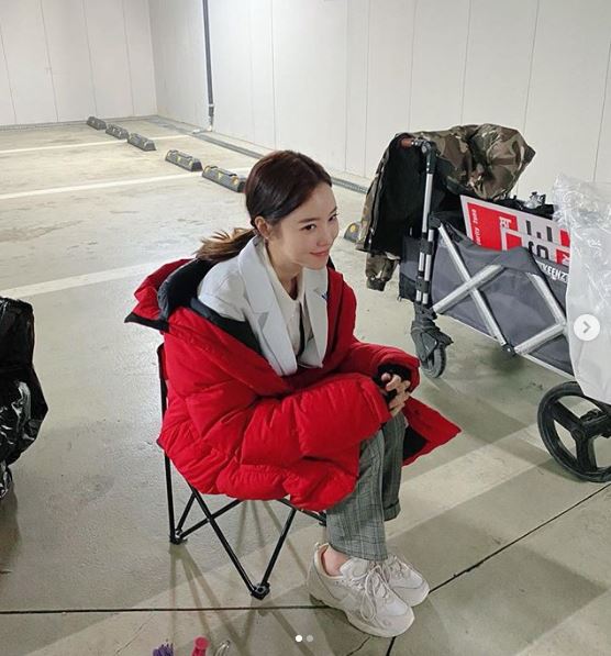 Actor Jin Se-yeon has released the shooting scene.On the 15th, Jean Seon-yeon posted two photos on his instagram with an article entitled Where is my Rabacon.In the open photo, Jin Se-yeon is making a mischievous look while wearing red padding on the Drama shooting costume.Jin Se-yeon made me wonder about the Drama Bone Again in the atmosphere of the scene that seemed to be waiting for shooting.On the other hand, Jin Se-yeon is appearing on KBS 2TV Drama Bone Again.Photo: Jin Se-yeon SNS