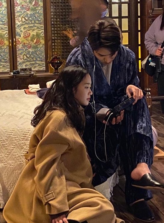 Today Together With Us...Kim Go-eun X Lee Min-ho, Recent While Shooting The King Kim Go-eun posted a picture on his SNS on the 15th with an article entitled Today Together.Kim Go-eun in the public photo is with Lee Min-ho on the SBS drama The King: Monarch of Eternity. He is monitoring with a serious expression.The netizens who encountered the photos responded such as shooting fighting, today is the shooter and I expect to see trouble.Meanwhile, SBS The King: Monarch of Eternity, starring Kim Go-eun and Lee Min-ho, is broadcast every Friday and Saturday at 10 pm.