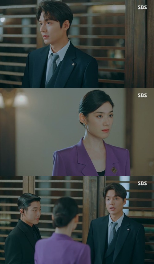 The King Lee Min-ho tried to hide the identity of Woo Do-hwan.In SBSs drama The King: The Lord of Eternity (directed by Baek Sang-hoon, Jung Ji-hyun, and Kim Eun-sook), which was broadcast on the afternoon of the 16th, Lee Min-ho, who talks with Jung Eun-chae, was portrayed.Cho Eun-seop (Woo Do-hwan), who hid his identity as a Woo Do-hwan, was embarrassed when he called him and told Lee Gon, Your Majestys phone has come.Igon taught him, If you get a phone call, should not you get it?Stretch your voice and say Cho-young, he said.At this time, when the old Seo-ryong wondered, Lee said, I like it. It is cool to say that Cho Young is a voice.