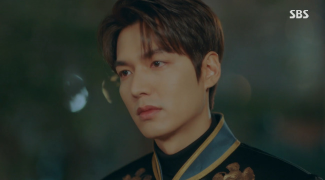 Lee Min-ho heralds full-scale fight with Lee Jung-jinLee Min-ho met Lee Jung-jin in the 10th episode of SBSs Golden Land Drama The King: The Lord of Eternity (playplayed by Kim Eun-sook/directed by Baek Sang-hoon and Jung Ji-hyun) on May 16th in 25 years at Korean Empire.Jeong Tae-eul (Kim Go-eun) went to the bamboo forest, drawing a picture of Igon who left for Korean Empire.Jung Tae-eul ran to Igon and cried in his arms, I really wanted to see you so much that I was going to die.I want to call you from a public phone. After that, I had a short meeting with Jung Tae-eun.Fortunately, Igon, who returned to Korean Empire within the time, held a New Years ceremony safely.Koo Seo-ryeong (Chung Eun-chae) asked Noh Ok-nam (Kim Young-ok) about Lees ideal type and asked what the heart of Lee Gon was broken by.I usually ask what my heart is going to beat, but what will break it, said Nooknam. How violent is this love? Has the King ever cried before the prime minister?Thats why I dont help the former prime minister, he said firmly.Igon had the Imperial House of Japan Guards guarded the bamboo forest for 17 days, but he did not find any trace of it.Leeon shared the fact that he appeared directly in Haeundae through the Imperial House of Japan SNS, which led to the appearance of Leerim.As expected, Irim appeared on the scene and the two did a bloody Daechi station.The Imperial House of Japan Guards of Igon appeared and when they pointed their guns at Irim, the Irim men appeared and threatened the citizens.The scene was momentarily shambles, and Cho Eun-seop (Udo-hwan) blew himself up and was shot on behalf of Igon.Irim watched and disappeared.Igon ordered the Imperial House of Japan Guards not to pursue the Irim and instructed them to stop all the footage on the scene at all costs.But the rumor that Irim appeared came to the ear of the old age, and Irim watched the situation comfortably, knowing that he could not explain his existence that he did not grow old for 25 years.What happened today is not the matter of Imperial House of Japan or the emperors individual, but terrorism, Lee said to the old man asking about the existence of Irim.As recorded in history, Irim was shot 25 years ago and 25 years later today I found his remnants and chased them. Jung Tae-eul traced the secret between Kang Shin-jae and Cho Young (Udohwan) and Korea Empire in earnest.Jung Tae-eul and Kang Shin-jae, who visited Jang Yeon-ji, who were imprisoned, intensively questioned what was in his 2G cell phone.The relatives visited Yi Jong-in (Jeon Mu-song) and encouraged him to take place with the remnants of the enemy because of the old age.Igon informed him that Irim was alive without old age and asked him to protect the palace on his behalf.Jung Tae-eul told Kang Shin-jae, who asked what Korean Empire was like, about the Korean Empire I had seen during the day.Kang Shin-jae, who took Jung Tae-eul to Lee Ji-hoons crypt, confessed that he came from Korean Empire.Kang said, You know why I became a detective. One day when someone asked me who you were, I wanted to have a gun in my hand.I was the reason you couldnt find me in the World, he said.Im not sure who I am yet, and Im not sure yet. Jeong Tae-eul was tearful of Kang Shin-jae.While Igon was away, Irim visited Yi Jong-in, who showed his ambition by putting the emperors ring in his hand.Yi Jong-in warned, We should not covet it. But Irim said, Brother and I can never be us.He who can stop his breath and who can be us right now. Irim announced his plan to kill Igon and take the mans power and have greater power.Cho Young, who was working with Jung Tae-eun, said, After catching the reverse, will you go back and forth to the two Worlds? Can you abandon everything here and become Empress of Korean Empire?I keep two World secrets and forever, he said.The disturbed Jeong Tae-eul returned home and watered the flowers he had bought from the Korean Empire, and missed him.I thought I didnt give her a flower, so I crossed the universe, Igon said. I didnt work. I love you. A lot.I love you, he said, and kissed Jung Tae-eun.Lee Ha-na