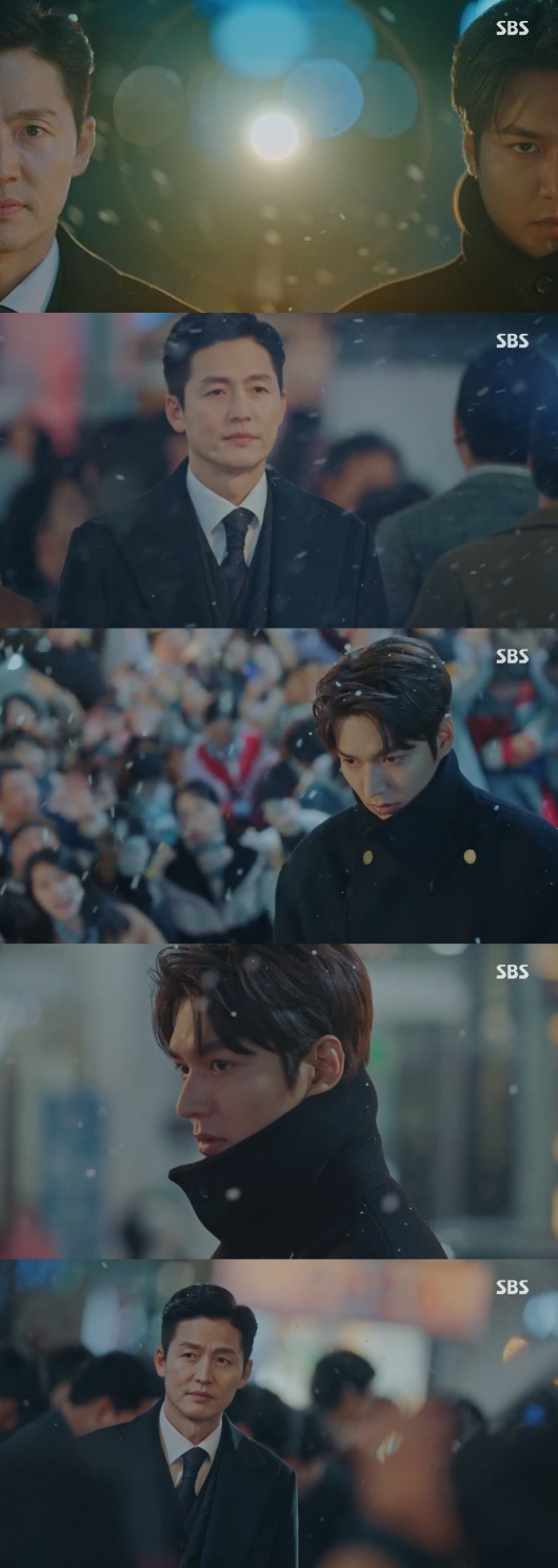 Can TV viewer ratings rebound as The King Lee Min-ho declared war on Reversal Lee Jung-jin and started to set up a full-scale confrontation?In the SBS gilt drama The King: The Monarch of Eternity (played by Kim Eun-sook, directed by Baek Sang-hoon, Jung Ji-hyun), which was broadcast on the 15th, the figure of Lee Min-ho, the Korean Empire emperor, who finally faces Reversal Yirim (Lee Jung-jin).To catch the Irim, which is breaking down order between South Korea and Korean Empire, Igon began to plan one or two plans.Igon contacted Irim through a cell phone confiscated by Irims servant in South Korea, and Igon said, Do you remember my voice? I am Memory. I will have to hide better.I just found out that you are in South Korea now. Also, Igon, who was searching for CCTV to find Lee Rim, realized that Irim was delaying time in the door of the dimension and was keen to find Lee Rim in the Korean Empire.In the Korean Empire, which was just celebrating the new year, Igon appeared on the streets where Irim appeared on the Maximus and received the attention of the citizens.Finally, Igon, who faced Lee Lim, shouted Reversal Irim and announced the prelude to a full-scale confrontation.As the number of episodes continues, the mystery between South Korea and the Korean Empire has been solved one by one, and interesting development continues, but TV viewer ratings of The King are gradually declining.The broadcast was 6.3%, the lowest TV viewer ratings of its own.Various reasons are being raised as the cause of this decline, but the most common is the feast of excessive PPL.PPL is an indispensable element in the drama, but in the case of The King, it is pointed out that the immersion in the drama is broken because PPL products are overemphasized through metabolism and directing every time.In addition, there are also indications of directing, acting by actors, and smooth story progress.Now, it is noteworthy whether the The King, which has the turnaround point, will succeed in the TV viewer ratings rebound, starting with the confrontation between Igon and Irim.broadcast screen capture