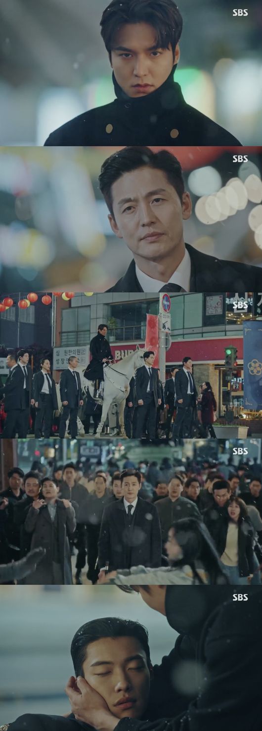 The King: Lord of Eternity Woo Do-hwan was shot instead of Lee Min-hoIn the SBS gilt drama The King: The Monarch of Eternity, which was broadcast on the afternoon of the 16th, Lee Min-ho, who faced Lee Jung-jin, was portrayed.Feeling that time had stopped, Lee Kun hurriedly planned a Tidal Wave trip event to attract Lee Lim, knowing that Lee Jung-jin had come to the Korean Empire.Igon, who appeared on the Maximus on Tidal Wave, crossed the side of Irim but faced it.Igon shouted to Irim, Reversal Irim! and tried to arrest Irim, but the members of Irim took ordinary citizens hostage.Then, when someone saw the gun aimed at Igon, Eun-seop blocked the front and was shot instead.Irims men ran away after cutting the hostages with a knife, and Igon stopped chasing to avoid further casualties.Capture the broadcast screen of The King