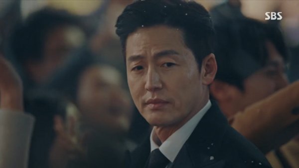 Lee Min-ho, the monarch of The King - Eternity, declared war on the people of Lee Jung-jin, who met again 25 years after the Night of the Mum, and foreshadowed a revenge blood war.On the day of the broadcast, Lee Min-ho was shown executing sharp plans like an awl to catch Lee Jung-jin, which causes confusion between the two Worlds.When Igon did not know exactly where Irim was among Korean Empire and South Korea, Irim left a contrast (Udohwan) to be punished when he was in South Korea.Instead, he made a bold plan to take Cho Eun-seop (Udohwan), who looks the same as Cho Young, to the Korean Empire.After another time-stopping in the bathroom of the South Korea Hotel, Igon noticed that Irim had moved to the parallel world and looked closely at the 2G phone confiscated by Irims patron in South Korea to find out where Irim was between South Korea and Korean Empire.Soon after, the call came to the restriction of the number of caller, and in the midst of an uneasy silence, Igon felt that the person who called was Lee Lim.Igon threw the Emperors Call on the sign of the sign Move the current seat to defeat the evil of the mountain, and as a wise dori, bear it right to the Irim beyond the receiver, and said, You should hide better.I just found out youre in South Korea. He warned me with a determined warning, which infuriated Irims anger.I checked all the CCTV images of the outside event, but Igon could not find the trace of Irim, and when he was worried about whether he had missed anything in his frustrated mind, he recalled the words I will not age while I am in it that Jung Tae-eul (Kim Go-eun) said.Igon, who calmly turned the CCTV back, was surprised to find the same face as the night of the reverse night among the mourners at the funeral of the military commander.Thanks to this, Igon realized that Irim was delaying time in the door of the dimension, and waited only for the moment to find Irim in Korean Empire.Meanwhile, SBS gilt drama The King - The Lord of Eternity will air 10 episodes at 10 p.m. on the 16th