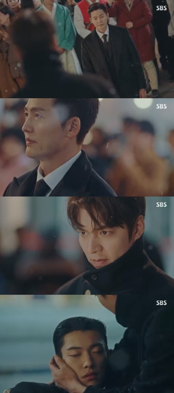 In the SBS gilt drama The King - Eternal Monarch broadcasted on the 16th, the first meeting between Lee Min-ho and Lee Jung-jin was revealed.Reversal win. Do you remember my voice? I am Memory, Igon said, with a charismatic face. I lived and waited for today.You must come. Please bring back the dead once. Im very excited about the confusion. Irim, who laughed, treated Lee with a smile.After Igons troops, Irim also led the troops. Irim took the citizens hostage, put a knife to his neck, and threatened Igon.The safety of the citizens is the first priority, he said. In the meantime, a bullet aimed at Igon from Irims unit jumped in and blocked the bullet with his body.Irim drew a knife on the neck of the citizens and left the scene and shocked. I transport the injured person. I do not pursue it.I can not increase the number of casualties. After the words of Igon, who ordered Stay the video somehow, this gunfight spreads out with witnesses along with the ambassador of Reversal Irim, and the Korean Empire people are Why gunfight, Is it still alive?I was not dead, he said.