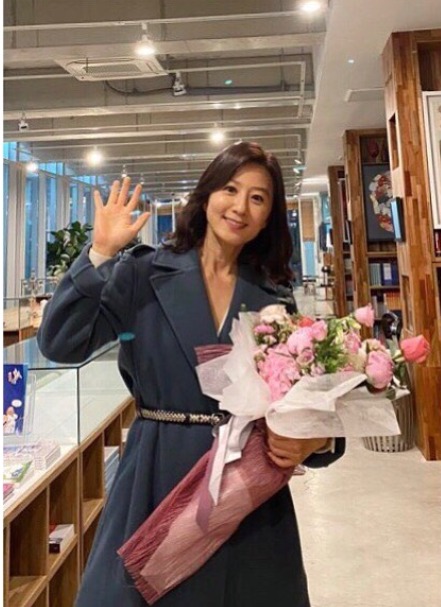 On the 17th, Kim Hee-ae told his social network account, It was a beautiful moment to be together, and the cheering of many people was comforting to me.I want to express my gratitude with all my heart! Always be healthy. In addition, JTBCs gilt drama World of Couples was released after the last filming, and the picture was taken with a bright smile with a bouquet of flowers received by the production team.Kim Hee-ae played the role of Ji Sun-woo in the World of Couples which ended on the 16th.I knew my husbands affair and confronted him, expressing the character that changed his life in a dense emotional acting power.Every time I write a favorable review and high topic about acting ability, I am writing another prime.