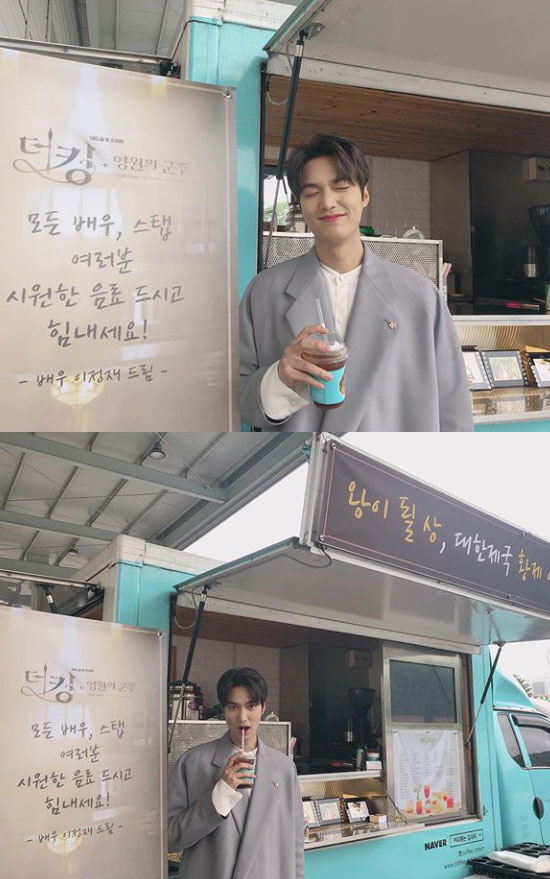 Actor Lee Min-ho responded with a cute pose to Lee Jung-jaes Coffee or Tea Gift.On Thursday, Lee Min-ho released Gift, which arrived on set on her Instagram account.The photo released shows Lee Min-ho posing in front of Coffee or Tea.The banner is attracted by the fact that Lee Jung-jae is a gift with the phrase Wang Yi Award, Emperor of the Korean Empire, Long Live, All Actor, Staff, please drink cool drink and cheer up.Lee Min-ho responded with a cute look that closed his eyes with gratitude.Meanwhile, Lee Min-ho is currently appearing on SBS The King - The Lord of Eternity.
