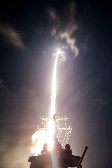 미국과 일본이 2017년 하와이 먼바다에서 ‘SM-3 블록 2A’ 미사일을 발사 실험하는 모습. 미 이지스함 존 폴 존스에서 발사해 상공에서 이동하는 탄도미사일을 요격하는 데 성공했다. AFP 연합뉴스
