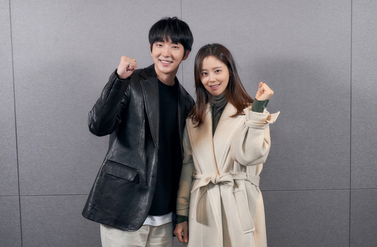 TVNs new tree Drama Flower of Evil has unveiled a lineup full of anticipation with a script reading scene featuring Lee Joon-gi, Moon Chae-won, Jang Hee-jin and Seo Hyeon-woo.What if Husband, who has loved him for 14 years, is a Jennifer 8 horse with no blood or tears?The TVN new tree drama Flower of Evil is a high-density emotional tracking drama of two people who are in front of the truth that they want to hide the cruel past and change their identity, Lee Joon-gi, a homicide detective wife who traces his past, and Cha Ji-won, a homicide wife.In the script reading scene that announced the start of the full-scale voyage, director Kim Chul-gyu of the luxury director who goes to and from the melodrama and thriller, writer Yoo Jung-hee who is attracting attention with solid writing power, and Lee Joon-gi, Moon Chae-won, Jang Hee-jin (Dohaesu Station), Seo Hyeon-woo (Kim Moo-jin Station) Actors, who believed in the axis, were all in a hurry.Lee Joon-gi, who was divided into a man who hid the past like a time bomb in the play and even played love, completed the breathtaking tightrope of the extreme, and Moon Chae-won showed a different pattern of acting with the double charm of his lovely wife and charismatic powerful Detective car.Above all, if the two melodramatic couple Chemie made the scene hot, the delicate Acting, which is suspicious of each other, filled the scene with breathtaking tension.In the Flower of Evil, which is expected to be an ensemble of four leading characters, Actors, who do not have any good words such as Kim Ji-hoon, Choi Byung-mo, Son Jong Hak, Nam Ki Ae and Yoon Byung Hee,It is said that the production teams ambitious aspiration to make it impossible to let go of the tension as the additional impact figures continue to appear until the middle and late.In addition, the four-color, four-color, four-color, three-color, four-color, three-color, three-color, three-color, three-color, three-color, three-color, three-color, three-color, three-color, three-color, three-color, three-color, three-color, three-color, three-color, three-color, three-color, three-color, three-color, three-color, three-color, three-color, three-color, three-color, three-color, four-color, four-color, four-color, four-color, three-color, three-color,TVN New Tree Drama Flower of Evil will be broadcasted for the first time in July.