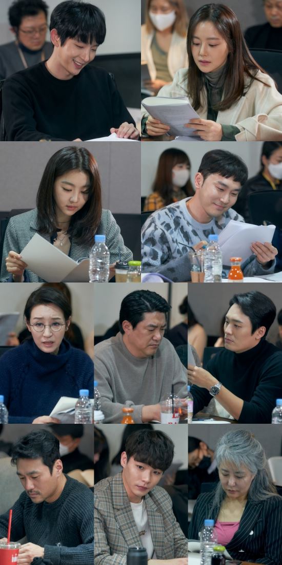 The drama Flower of Evil has unveiled a golden lineup full of anticipation along with the Transcript Reading scene, featuring Lee Joon-gi, Moon Chae-won, Jang Hee-jin and Seo Hyeon-woos Hot Summer Days.TVNs new Wednesday-Thursday evening drama Flower of Evil is a high-density emotional tracking drama of two people who are behind the truth that they want to hide the brutal past and change their identity, Baek Hee-sung (Lee Joon-gi), a homicide detective wife who tracks his past, and Cho Ji-won (Moon Chae-won).At the scene of Transcript Reading, Actors were the main actors, with director Kim Cheol-gyu and writer Yoo Jung-hee, Lee Joon-gi (played by Baek Hee-sung), Moon Chae-won (played by Cha Ji-won), Jang Hee-jin (played by Do Hae-su), and Seo Hyeon-woo (played by Kim Moo-jin).Lee Joon-gi said, I want to leave it as a work that will be remembered for a long time for viewers. Moon Chae-won also expressed his enthusiasm that he would do his best to show good acting as he met good works.Actors, who exchanged greetings in a cheerful atmosphere, began to bloom properly with Hot Summer Days, which immersed themselves in the roles and filled with the dialogue and emotions that they exchanged like Ping Pong.Lee Joon-gi, who was divided into Baek Hee-sung, a man who hid the past like a time bomb in the play, and even loved it, completed the breathtaking tightrope of the extreme, and Moon Chae-won showed a different act of acting with the double charm of his loving wife and charismatic powerful Detective.Above all, if the two melodramatic couple Chemie made the scene hot, the delicate Acting, which is suspicious of each other, filled the scene with breathtaking tension.In this way, the Flower of Evil, which is expected to be the ensemble of the four leading characters, will be joined by luxury actors such as Kim Ji-hoon, Choi Byung-mo, Son Jong-hak, Nam Gi-ae and Yoon Byung-hee, who have a changing spectrum of Acting.It is said that the production teams ambitious aspiration to make it impossible to let go of the tension as the additional impact figures continue to appear until the middle and late.In addition, the four-color, four-color, four-color, three-color, four-color, three-color, three-color, three-color, three-color, three-color, three-color, three-color, three-color, three-color, three-color, three-color, three-color, three-color, three-color, three-color, three-color, three-color, three-color, three-color, three-color, three-color, three-color, three-color, three-color, three-color, four-color, four-color, four-color, four-color, three-color, three-color,TVNs new Wednesday-Thursday evening drama Flower of Evil is scheduled to air in July. Photos are available: tvNkim Gi-hoWhat if my husband, who has loved me for 14 years, is a serial killer without blood or tears?