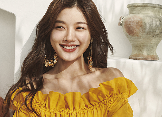 The global fashion brand H & M announced on the 18th that Actor Kim Yoo-jung and Nam Joo-hyuk were selected as domestic India Summer campaign model.H & M said Kim Yoo-jungs bright, healthy and lovely image and Nam Joo-hyuks charming and stylish image were chosen as Models because they thought it fit well with the brand.Kim Yoo-jung in the public picture showed a smile with a colorful earring in an off-shoulder costume with lovely ruffle detail.In another pictorial, Nam Joo-hyuk showed off his dandy charm in a chic brown T-shirt and a classic check jacket.Images of Kim Yoo-jung and Nam Joo-hyuk with H & M will be available from H & M nationwide stores, online and advertising from the end of May.H & M, which celebrated its 10th anniversary in Korea, will launch this year in Shrup.com following the official online store.On the other hand, Kim Yoo-jung played the role of a 4-dimensional alba Jeonseong Star in SBS new gilt drama Convenience Store Morning Star, and Nam Joo-hyuk finished shooting Netflix original Health Teacher Ahn Eun Young and movie The two will be active in 2020, going to and from the CRT and screen.