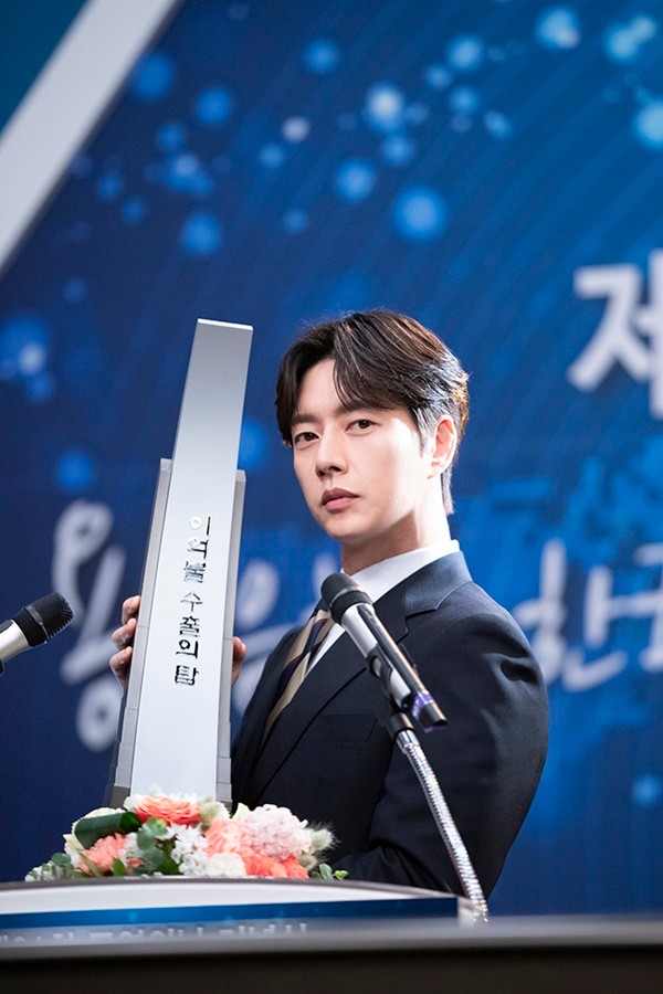 Lame International Park Hae-jin showed off his perfect transform as a ramen company manager at the top awards ceremony of exports.On the 18th, Lame International released a photo of the top $ 200 million award for export of director Park Hae-jin.He is the absolute supporter of the chairman of the food company, developing hot chicken noodles that cause storms in the ramen system and exporting $ 200 million worldwide.We hate the spicyness of our president, and I pushed hot chicken noodles into him.But I am honored to the father of Ramen, the president of Namgungpyo, who has been actively accepting the opinions of young people regardless of his taste, he said. I caught my attention with the manager who wiped out the interior.In order to save the details of the screen, the production team informed the behind-the-scenes story that they tried to express the first appearance of the manager, such as finding the top awards ceremony of actual exports, collecting props, and dressing up similarly.Lame International is a work that contains a disgusting and exciting revenge of a man who welcomes the worst manager of the company who managed to leave the company as a subordinate.It will be broadcasted at 8:55 pm on the 20th.