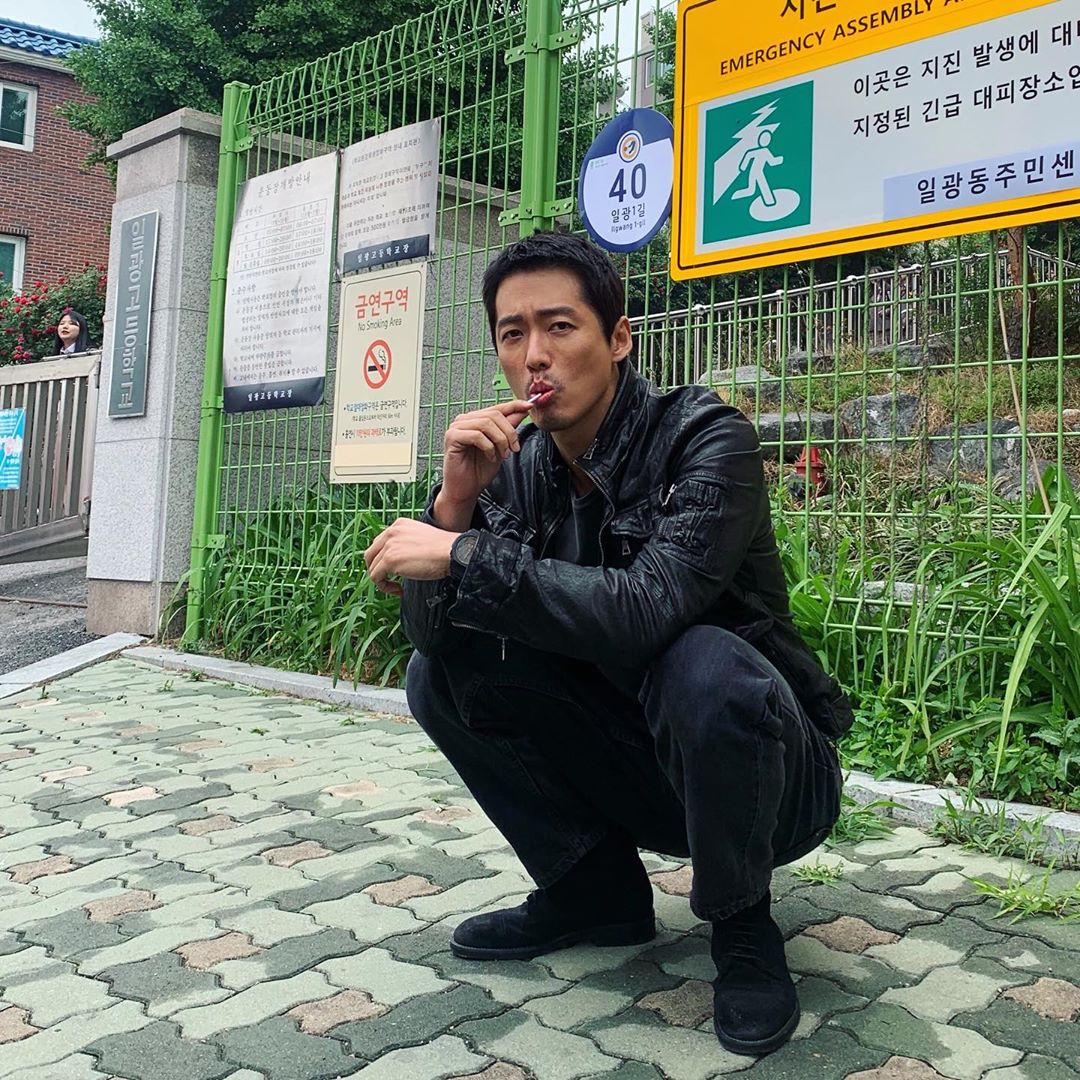 Actor Namgoong Min has revealed his latest situation.Namgoong Min released a picture on his Instagram account on the 18th, along with an article entitled # Do Jung Woo # I am not smoking at night and eating lollipops.In the open photo, Namgoong Min is squatting on The Road and holding candy in his mouth.Namgoong Mins charismatic eyes looking at the camera overwhelmed those who watched.In the photo, Namgoong Min raised a mustache in a dark figure and attracted attention with a different charm than usual.Lee Si-eon commented on Namgoong Mins post, Wow... Its wonderful to have a perfect vision.Namgoong Min appears on tvN Drama Day and NightPhoto = Namgoong Min Instagram