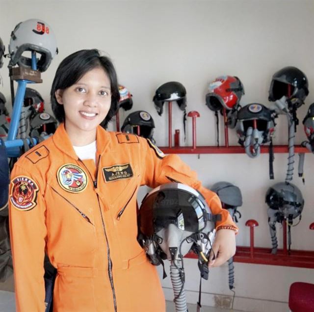 인도네시아의 첫 여성 전투기 조종사인 아증 트레스나 드위 위자얀티 중위. 인도네시아 공군 제공