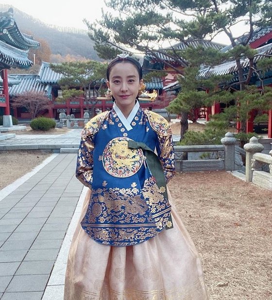 Park Eun-hye said on his SNS on the 19th, If you are wondering why I am wearing Korean traditional clothing on the famous Pairs gloves sports car which is broadcasted first at JTBC at 9:30 pm tomorrow night ~ Should catch the premiere  Clearly Pairs gloves sports car is not a historical drama, is it?And posted several photos.Park Eun-hye in the public photo is dressed up in Korean traditional clothing and has a timbre.It poses all over the historical theater set and emits a simple atmosphere.The netizens who responded to the photos responded such as The historical goddess, It is so beautiful and I will do the best catch the premiere.On the other hand, JTBC Pairs gloves sports car is an oriental fantasy counseling drama that solves the dream of a grueling Foa aunt and a pure young man, and Hwang Jeong-eum,The first broadcast at 9:30 pm on the 20th.