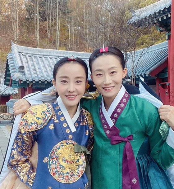 Park Eun-hye said on his SNS on the 19th, If you are wondering why I am wearing Korean traditional clothing on the famous Pairs gloves sports car which is broadcasted first at JTBC at 9:30 pm tomorrow night ~ Should catch the premiere  Clearly Pairs gloves sports car is not a historical drama, is it?And posted several photos.Park Eun-hye in the public photo is dressed up in Korean traditional clothing and has a timbre.It poses all over the historical theater set and emits a simple atmosphere.The netizens who responded to the photos responded such as The historical goddess, It is so beautiful and I will do the best catch the premiere.On the other hand, JTBC Pairs gloves sports car is an oriental fantasy counseling drama that solves the dream of a grueling Foa aunt and a pure young man, and Hwang Jeong-eum,The first broadcast at 9:30 pm on the 20th.