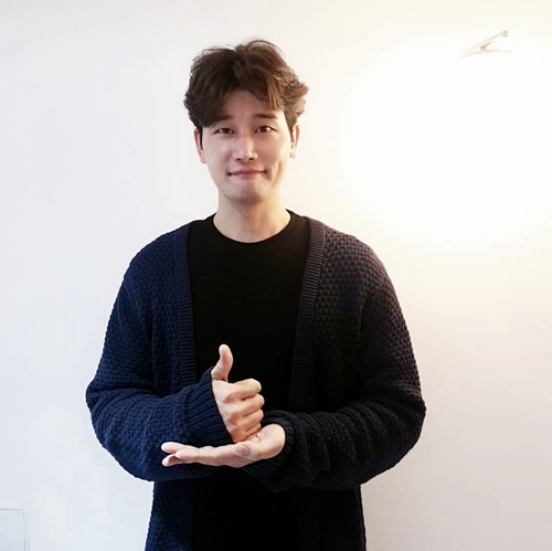 Actor Ji Chan joined the Lindsey Vonn.Ji Chan posted a picture on his SNS on the 18th, saying, Thanks to the medical staff, our society is overcoming COVID-19 Danger together.In the photo, Ji Chan has a warm smile by taking a sign language movement that symbolizes Lindsey Vonn.Thank you very much to our medical staff for trying to get back to their precious daily lives, Ji Chan added. I respect you.Thank you to Actor Byeong-heon for helping me join the meaningful Challenge Vonn, he said, pointing to the next runners: Lim Sang-ok, San-i and Kwon Hyuk-soo.Meanwhile, Ji Chan has confirmed his appearances in succession to OCNs Out-of-the-way Investigation, which will be broadcast for the first time on the 23rd, and SBSs new gilt drama, The Convenience Store Morning Star.