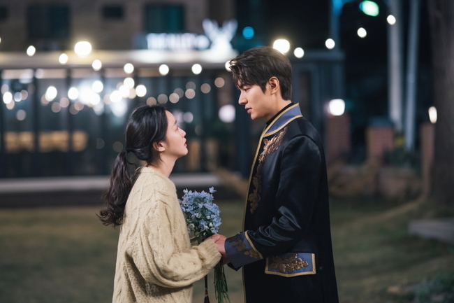 Lee Min-ho and Kim Go-eun, the monarchs of the King-Eternity, convey the dimness of the Dissolve monologue, which contains the push of two people hidden in monologue.SBS Golden Earth Drama The King - The Lord of Eternity (playwright Kim Eun-sook/directed Baek Sang-hoon, and Jeong Ji-hyun/produced Hwa-An-dam Pictures) is a science and engineering type Korean Empire emperor Lee Gon who wants to close the door () and a door to protect someones life, people, and love. It is a fantasy romance drawn through Confidential Assignment that crosses.Above all, Lee Min-ho and Kim Go-eun, who were chasing Lee Rims act in Korean Empire and South Korea, faced a series of trials.The New Years event was a face-to-face with Irim, who had a face 25 years ago, and the declaration of war on Igon, and the death of Yi Jong-in (premises).Especially, the flower seeds brought from Korean Empire were comforted, and Lee, who appeared like a lie in front of him, burst into tears of Jung Tae and viewers with a shock ending that disappears after kissing tears.In this regard, I summarized the Dissolve Monologue 3, which moved the hearts of viewers.#Manpasik and ID: I should have known the moment I checked that food was the key (on)/ I should have known the moment I questioned the whereabouts of my ID (Jung Tae-eul)It was after Jung Tae-eul went to the Korean Empire beyond the World in person that Lee and Jeong Tae-eul began to build up their feelings for each other in earnest.The two monologues followed in the third and eighth episodes, showing the affectionate emotions.In the third episode, Lee, who came to the Great Forest alone with a full-length figure, found a dimensional door that did not appear when he came with Jung Tae-eun empty-handed, and noticed that man-wave type was a key to open parallel worlds.I should have known the moment I checked the food key.Even at the moment when I pointed out that there is a half-knit of the ink, a possibility of being alive, and a possibility of crossing two Worlds.Before I see beautiful things, Leeons monologue predicted a catastrophic love of fate.Jung Tae-eun, who was looking at the ID card handed over by Lee in the eighth, said, The day I questioned the whereabouts of the ID card.Irim is alive, and the two Worlds are mixed up a little, and at any moment we have taken any transcendental power to balance, before we, before we stand here.For example, fate, and instead of answering the words of Igon, he delivered a sense of fateful love that can not be rejected.Risk and fate: I am dangerous to Jung Tae-eul (and)/ I have decided to love my fate of Choices me (Jeong Tae-eul)Lee, who learned that Lee was alive by crossing the World of Parallel, returned to South Korea to track the act of Irim at the end of the 6th, and gave a sad reunion as soon as he came to embrace Jung Tae-eul.The concern of the road palace is wrong, he shouted to himself, holding his stillness tightly.I was dangerous to Jung Tae-eun. The sense of an ending the crisis that will come to Jung Tae-eun due to fateful love.After starting Confidential Assignment with Igon, Jeong Tae-eul, who became more emotional, ran to Igon.I heard the The Sense of an Ending that this day was going to be a while. I will love my fate of Choices. I expressed my willingness to keep my fateful love against danger and anxiety.Waiting and disappearing: I wonder if youve been so hard today (Jung Tae-eul)/ Sometimes Ill seem to have disappeared before my eyes (Im here)The evil act of Irim, who wanted to be a god by breaking the balance of the two worlds, became increasingly vicious, and a great hardship was unfolded in front of the Ii couple as he committed atrocities to kill Yi Jong-in, the closest neighbor of Igon.In the 10th session, Korean Empire and South Korea, the lovers of two Worlds had to recall the heavy fate of being able to be together forever if they gave up one World, and the troubled Jung Tae said, The sun was good today.I was hoping that today, I might have been able to bud out of my strength, and I was in a hurry to come home. Lee, who appeared in a bloody face, gave a kiss of tears to Jung Tae-eun with flowers.But when Jung Tae-eul opened his eyes, he had already disappeared. At some point, I will seem to have disappeared before my eyes.Dont worry too much ... Im just walking the time I stopped. He made his heart beat, foreshadowing a painful parallel romance.kim myeong-mi