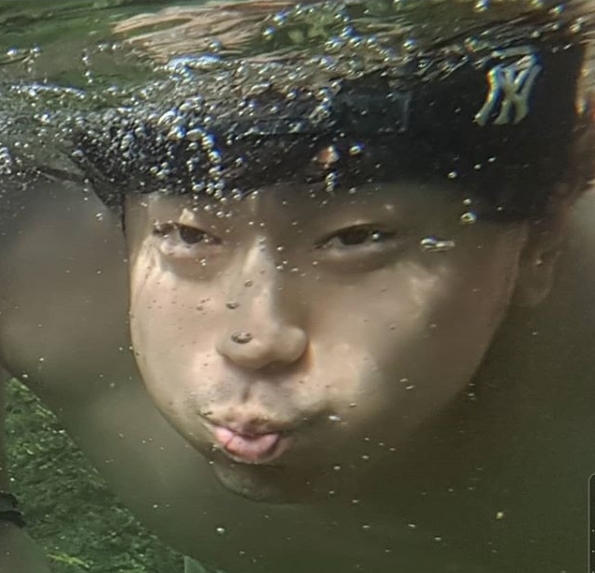 Actor Lee Si-eon has been left broken for supportLee Si-eon posted a picture of herself on his personal SNS on May 18.Lee Si-eon in the picture holds his breath in the water, his funny expression drawing attention during the dive.Lee Si-eon, along with the photo, cheered on those who kept the Corona 19 protracted, adding, Just a little more Cheer up! Im healing with imagining water four years ago.Park Su-in