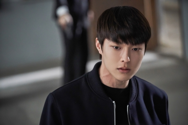 KBS 2TVs drama Bone Again (playplay by Jung Soo-mi/directed by Jin Hyung-wook and Lee Hyun-seok) is drawing attention for the event that will meet the Inflection Point.In the last broadcast of This Again, it was revealed that the real crime of Gong Ji-cheols copycat, which Chun Jong-beom was identified as a suspect, was Baek Sang-ah (Lee Seo-el) and Jang Hye-mi (Kim Jung-nan) watched him before Chun Jong-beom was born.The case was again silent as the criminal owner (Jang Won-young), who caught the tattoo clue of the white shark, was fatally injured.The mystery that is not revealed is close to the mystery of viewers, and the tension will be on the air on May 19th.Chun Jong-beom, Intimacybin (Jin Se-yeon), and Lee Soo-hyuk (Lee Soo-hyuk) walk into a closed school where the danger is high.Intimacy Bin, who arrived at the closed school in the public photo, does not notice the black shadow approaching with the brick behind him.The unidentified presence that is getting closer to her her heralds a more unpredictable development.At another time, Chun Jong-bum, who was in the same place where Intimacybin was, steals his gaze by living with a blood band on his neck as if he witnessed something shocking.In addition, Kim Soo-hyuk, who is cold and hard, is pointing at the gun, so his curiosity is at its peak in the identity of the trap that attracts three men and women.On the other hand, Baek Sang-a, who was married to Kim Soo-hyuk, who was aware of Intimacy Bin, is giving orders to someone by phone.A smile that seems to be somewhere pleasant makes the back of the viewer chill, and it is eye-catching whether this movement in the middle of the night is related to her.bak-beauty