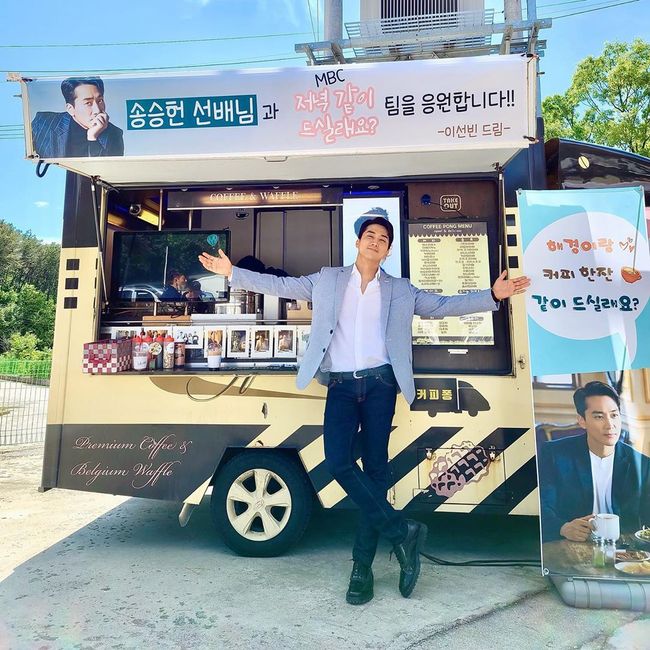 Actor Song Seung-heon has released a Gifted Coffee or Tea authentication shot by Lee Sun-bin.Song Seung-heon wrote on his 19th day instagram, Sunbin ~thank you!!!# Lee Sun-bin # External Investigation # Song Seung-heon # I want to be like dinner and posted several photos.In the photo, Lee Sun-bin shows Song Seung-heon posing in front of Gift Coffee or Tea.Song Seung-heon and Lee Sun-bin appeared together on TVN Mon-Tue drama Great Show, which was broadcast last year, and breathed together.Even after the end of the work, the friendship of the unchanging seniors adds to the warmth.On the other hand, Song Seung-heon will appear on MBCs new Mon-Tue drama Ill Have a Dinner, which will be broadcasted on the 25th, and Lee Sun-bin will meet viewers with OCN new drama Outside Investigation which will be broadcasted on the 23rd.Song Seung-heon Instagram