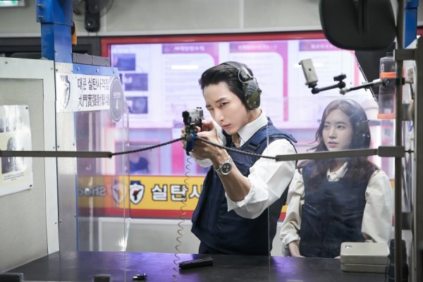 KBS2 Monthly Drama Born Again (playplay by Jung Su-mi/director Jin Hyung-wook, Lee Hyun-seok) Jin Se-yeon and Lee Soo-hyuk do sweet and bloody Date.Kim Soo-hyuk (Lee Soo-hyuk), a cold-blooded prosecutor who was unlikely to shed a drop of blood in This Again, acknowledged his mind that he could not control himself because of the idea of Jin Se-yeon, which was rising all day on the air yesterday (18th), and exploded with a straight kiss toward her.The two men, finally bidirectional in Intimacybins unrequited love, take their first Date today (on the 19th) and focus their attention.Especially, because they have alternated to protect each other, Kim Soo-hyuk brings Intimacy Bin directly to the shooting range to tell him how to protect himself.Kim Soo-hyuk, who started his daily lesson, focuses on teaching her to know whether she knows Intimacy Bins trembling heart.Kim Soo-hyuks white-haired demonstration through the target, as well as his affection for inserting the headset directly into Intimacy Bin, and his strong hand, which fixes his posture while holding his shoulder and arm, are well anticipated.The fate of the three men and women who go to and from the breathtaking melodies and suspense continues today (on the 19th) at 10 pm on KBS 2TVs Drama Born Again.Photo Offering: UFO Productions, Monster Union