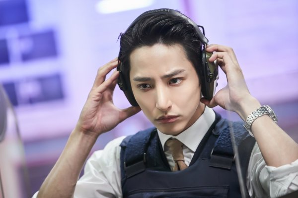 KBS2 Monthly Drama Born Again (playplay by Jung Su-mi/director Jin Hyung-wook, Lee Hyun-seok) Jin Se-yeon and Lee Soo-hyuk do sweet and bloody Date.Kim Soo-hyuk (Lee Soo-hyuk), a cold-blooded prosecutor who was unlikely to shed a drop of blood in This Again, acknowledged his mind that he could not control himself because of the idea of Jin Se-yeon, which was rising all day on the air yesterday (18th), and exploded with a straight kiss toward her.The two men, finally bidirectional in Intimacybins unrequited love, take their first Date today (on the 19th) and focus their attention.Especially, because they have alternated to protect each other, Kim Soo-hyuk brings Intimacy Bin directly to the shooting range to tell him how to protect himself.Kim Soo-hyuk, who started his daily lesson, focuses on teaching her to know whether she knows Intimacy Bins trembling heart.Kim Soo-hyuks white-haired demonstration through the target, as well as his affection for inserting the headset directly into Intimacy Bin, and his strong hand, which fixes his posture while holding his shoulder and arm, are well anticipated.The fate of the three men and women who go to and from the breathtaking melodies and suspense continues today (on the 19th) at 10 pm on KBS 2TVs Drama Born Again.Photo Offering: UFO Productions, Monster Union