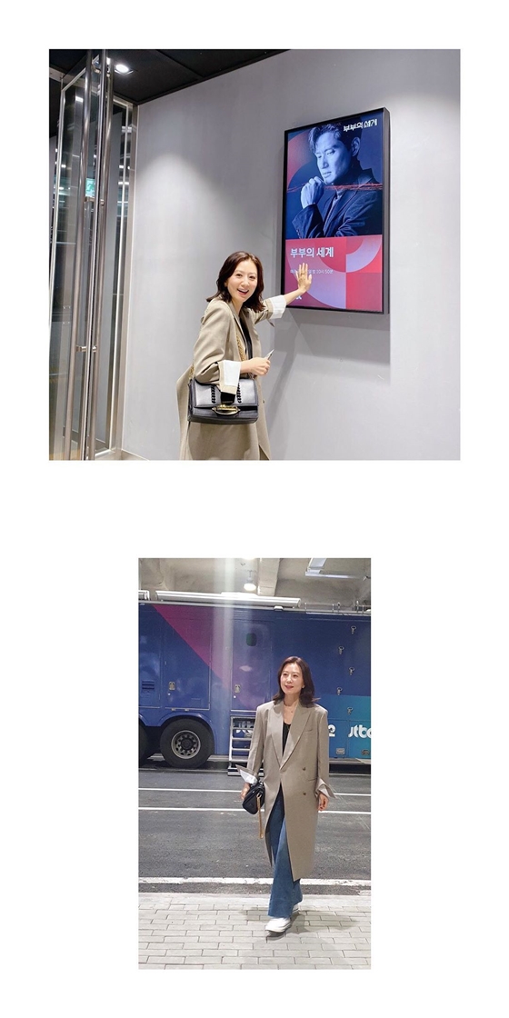 Kim Hee-ae posted several photos on the official Instagram on the 19th, along with an article entitled The Last Way to Work of the Couple.In the photo, Kim Hee-ae, who had a nice trench coat and jeans, was featured. Kim Hee-ae attracted many people with unique elegance and sophistication.Many netizens who encountered this responded in various ways such as I watched the world of the couple too well, What kind of life I will live with now and It is so beautiful.On the other hand, Kim Hee-ae played the role of Ji Sun-woo in JTBC Drama World of Couple which ended on the 16th.