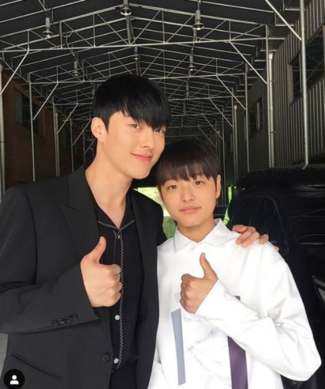 Born Again Park Sang Hoon released a warm two-shot with Jang Ki-yong.Park Sang Hoon wrote on his Instagram on the 19th, Born Again visual bromance.It is a breathtaking brother in the play, but outside the filming scene, a warm chemistry and posted a picture.Park Sang Hoon in the public photo is staring at the camera with his thumb raised with Jang Ki-yong.Especially, the warm visuals of the two people capture the attention of the viewers.Park Sang Hoon also showed affection for Jang Ki-yong through hashtags such as # good between us # kind brother # kind kind kind brother # Born Again fighting.Park Sang Hoon plays Chun Jong-woo in KBS2s drama Born Again (playplayplay by Jung Su-mi and director Jin Hyung-wook) and has a dangerous brotherhood relationship with Chun Jong-beom (Jang Ki-yong).He is melting the character of Chun Jong-woo, who is unscrupulous and bloody as the confrontation between his brothers becomes worse, in his own style, and inspiring the tension of the drama.