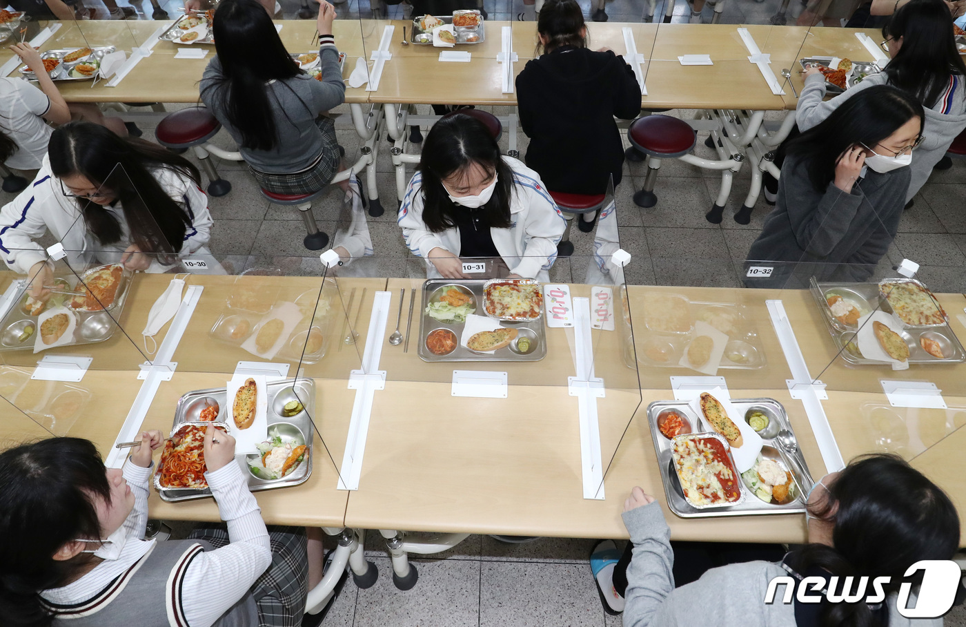 '급식 분산'위해 교장·교감까지 선생님 전원 투입..高3 첫날 - 뉴스1