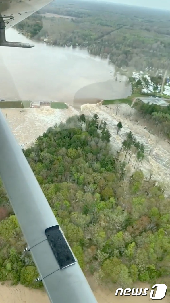 미시간주, 댐 2곳 붕괴 지역에 비상사태 선포(종합2) - 뉴스1
