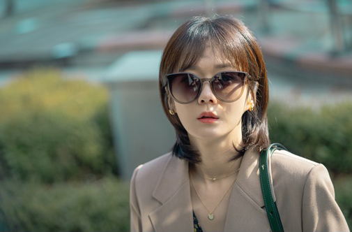 Meanwhile, Omabes side raises questions by revealing the appearance of Jang Na-ra in the spotlight of the media ahead of the three broadcasts today (20th).Jang Na-ra in the open steel is making it impossible to take my eyes off from head to toe with mystery.Curiosity is created with a secret secret woman with a big size sunglasses that block the gaze, covering half of the face.bong-gyu bak