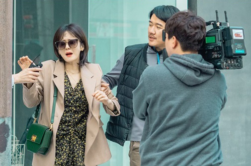 Meanwhile, Omabes side raises questions by revealing the appearance of Jang Na-ra in the spotlight of the media ahead of the three broadcasts today (20th).Jang Na-ra in the open steel is making it impossible to take my eyes off from head to toe with mystery.Curiosity is created with a secret secret woman with a big size sunglasses that block the gaze, covering half of the face.bong-gyu bak
