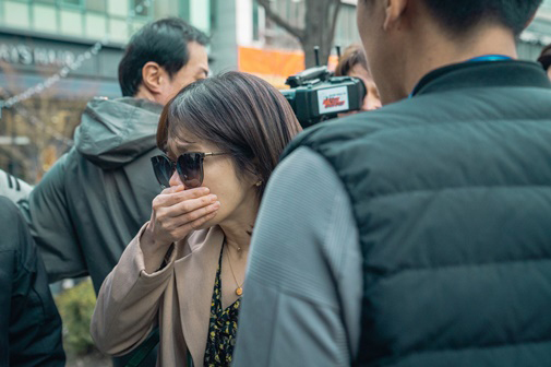 Meanwhile, Omabes side raises questions by revealing the appearance of Jang Na-ra in the spotlight of the media ahead of the three broadcasts today (20th).Jang Na-ra in the open steel is making it impossible to take my eyes off from head to toe with mystery.Curiosity is created with a secret secret woman with a big size sunglasses that block the gaze, covering half of the face.bong-gyu bak