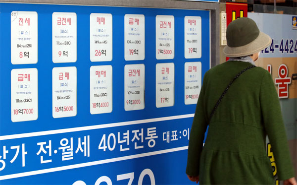 매매 거래처럼 전·월세 등 임대차 계약도 신고하도록 하는 전·월세 신고제가 내년 말 시행될 예정이다. 국토교통부는 20일 이러한 내용을 담은 `2020년 주거종합계획`을 발표했다. 사진은 서울 송파구 중개업소. [한주형 기자]