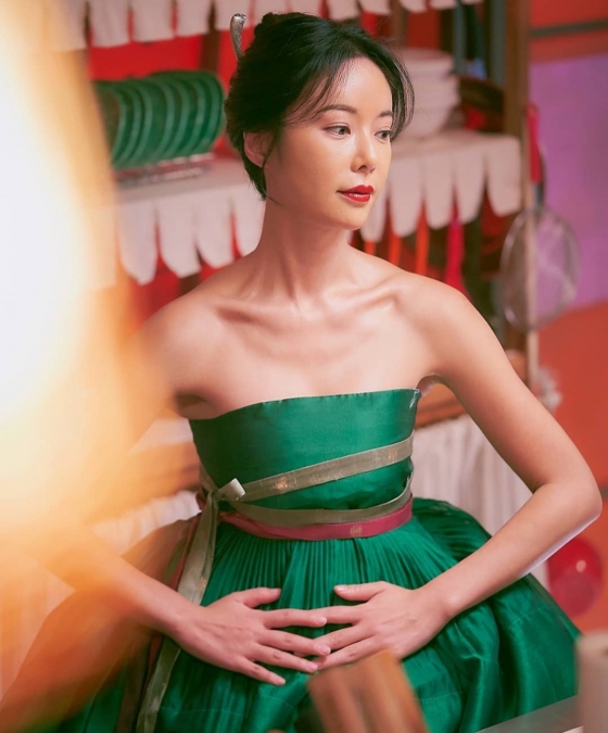 Actor Hwang Jung-eum gave a feeling ahead of the first broadcast of Pairs gloves sports car.Hwang Jung-eum posted a picture on his Instagram on the 20th with a picture of a dark green Korean traditional clothing.Hwang Jung-eum said, Today is the day of the Pairs gloves sports car. The work can be so fun.A work that once again felt grateful for the job of Actor.Regardless of the results (though not without it), the directors staff was so happy and grateful as an actor who was all one of the actors.I am going to see Pairs gloves sports car today. The netizens who responded to this responded such as expectation for today, I will use my home, and I want to see it soon.Meanwhile, the drama Pairs gloves sports car starring Hwang Jung-eum is broadcast every Wednesday and Thursday at 9:30 pm on JTBC.
