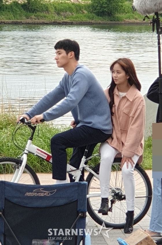 Kim So-hyun and Jung Ga-ram of Song If You Like Season 2 were captured in Han River.On the afternoon of the 20th, the Netflix original series I Love You was filmed in the Han River Ichon district of Seoul on the afternoon of the 20th.They were together and obtained alone.Kim So-hyun and Jung Ga-ram participated in the filming on the day; the two were busy filming, including cycling together.Jung Ga-ram burned Kim So-hyun behind his bicycle and made a serious face.Kim So-hyun even smiled brightly as he grabbed Jung Ga-rams waistband.The appearance of the two people is just a sweet atmosphere, adding to the question of what happened to them in Season 2.On the other hand, Shoaling if you like Season 2 is a work that depicts 100% romance of the transparency of three men and women in a world where the Good Alarm application, which sounds an alarm when a favorite person enters within a radius of 10m, is developed and can express the mind only through the alarm.Season 1 was released last year. Season 2s broadcast date is not yet scheduled, and filming is continuing after the script reading on February 21st.