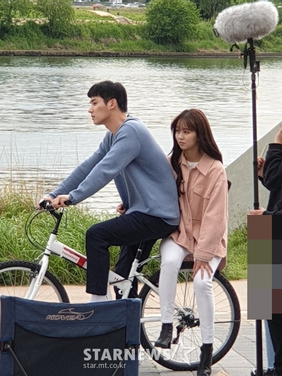 Kim So-hyun and Jung Ga-ram of Song If You Like Season 2 were captured in Han River.On the afternoon of the 20th, the Netflix original series I Love You was filmed in the Han River Ichon district of Seoul on the afternoon of the 20th.They were together and obtained alone.Kim So-hyun and Jung Ga-ram participated in the filming on the day; the two were busy filming, including cycling together.Jung Ga-ram burned Kim So-hyun behind his bicycle and made a serious face.Kim So-hyun even smiled brightly as he grabbed Jung Ga-rams waistband.The appearance of the two people is just a sweet atmosphere, adding to the question of what happened to them in Season 2.On the other hand, Shoaling if you like Season 2 is a work that depicts 100% romance of the transparency of three men and women in a world where the Good Alarm application, which sounds an alarm when a favorite person enters within a radius of 10m, is developed and can express the mind only through the alarm.Season 1 was released last year. Season 2s broadcast date is not yet scheduled, and filming is continuing after the script reading on February 21st.