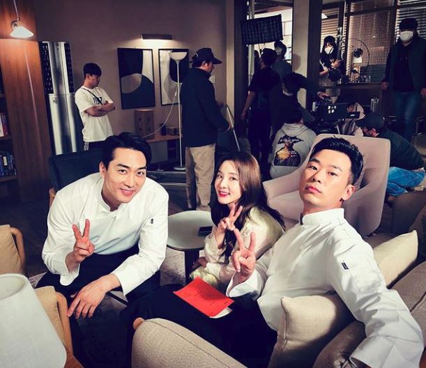 Actor Song Seung-heon has unveiled the shooting scene of Drama.Song Seung-heon posted a picture on his 20th day with an article entitled With Sandara Park on his instagram.Song Seung-heon and Sandara Park, Actor Kim in the background in the public photos are posing V when they see the camera.Especially, the picture of taking a break in the shooting scene of Drama attracts attention.Song Seung-heon appeared on MBC New Moonhwa Drama Ill Have a Dinner on the 25th, and Sandara Park decided to make a special appearance and started shooting.On the other hand, I want to eat dinner together is a romance drama in which two men and women who have degraded their love feelings due to the wounds of parting and the culture alone are attracted to each other as if they are eating dinner together.Photo: Song Seung-heon Instagram