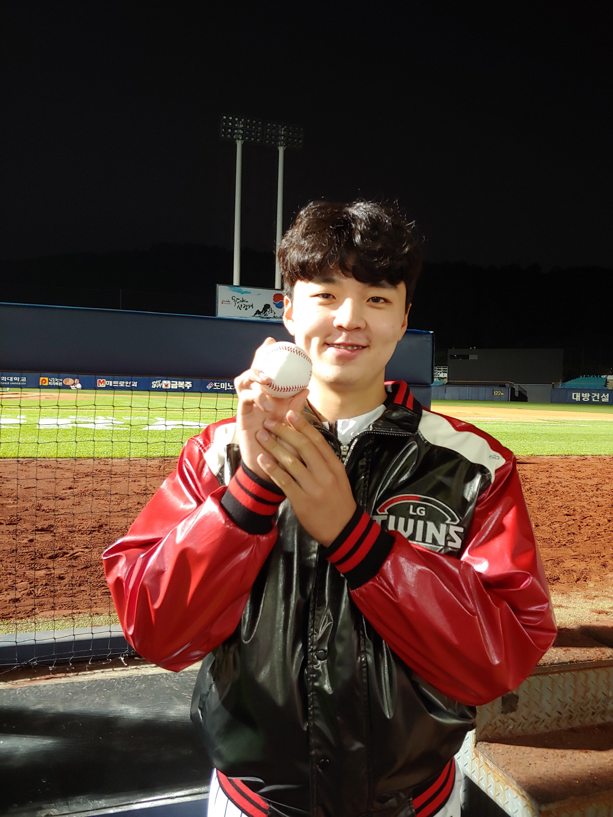 Now 18 and nine months old, LG Twins Lee Min-ho, who joined the team after receiving the first nomination of the rookie this year, confirmed his next-generation ace position by pitching in the starting debut Kyonggi.Lee Min-ho started the game against the Samsung Lions Lions in Deagu on the 21st, giving up 1 Hit and 4 walks in 513 innings and leading the team to a 2-0 victory.I want you to throw comfortably, not nervous, Ill just look at it comfortably, too, said former Ryu Jung-il coach Kyonggi.Former Yoon Seok-min (KIA Tigers) also lost 18 games, but Pitcher is the right one and grows up. He is the best friend in Korea.There are some conditions for Pitcher, quick motion, good defense, quick checks, its hard to endure if it doesnt, he praised.Lee Min-ho has already played first-team debut; he pitched relief before the Doosan Bears on the 6th and 7th, respectively, and scored a total of 4 innings and 3 Hit runs.After being excluded from the first group for the first class, he scored one run in three innings, 4 Hit 5 walks and 1 run in Kyonggi with Doosan 2 on the 16th.Ryu said, The 5th selection is probably going to take turns with Chung Chan-heon if Minho is okay.In particular, this day attracted more attention with the start-up match against the Samsung Lions Won Tae-in, who received the first name of the rookie last year.Won Tae-in also pitched well with two runs in seven innings and six hits, but did not get the help of the batter.Lee Min-ho threw 86 balls, and fastball restraints hit a maximum of 151km and consistently late 140km; two strikeouts.Although there were many games to the full count, the on-base allowed was minimized through the control of the completion, and there were many walks in the consciousness of the corner work, but it showed stable Kyonggi operation ability.Lee Min-ho, who took the lead in the first inning with Kim Sang-su and Kim Dong-Yub in succession, allowed Gujak to hit first base and hit infield Hit, but Lee Won-seok was treated as shortstop grounder.In the second inning, he gave up a walk to Lee Hak-joo, but after catching him as a checker, he defeated Kim Hun-gon and Tyler Saladino with a ground ball.In the third inning, he struck out the lead Kang Min-ho with a 121km curve outside and then handled Park Hae-min as a center fielder.Kim Dong-Yub, who allowed a straight walk to Sang-su, finished the inning with a shortstop grounder with a 134km slider.Lee Min-ho, who passed the fourth inning with one walk and no runs, sent Kang Min-ho out on a full count after the fifth inning, but struck out Park Hae-min with a 141km fastball and Kim Sang-su with a right field fly.Lee Min-ho, who also came to the Mound in the sixth, took the lead Kim Dong Yub down the Mound with a right field fly.Ryu smiled wide with a thumbs up for 10 seconds for Lee Min-ho coming into the dugout.After Kyonggi Lee Min-ho said, Since yesterday, my seniors have told me a lot about preparing for the selection, and (Yu) Gangnam has led my brother well and encouraged me to do well.I was able to throw it comfortably because I heard a lot of good words.  I was surprised to see the coach when I went down the Mound. Thank you for the opportunity. 