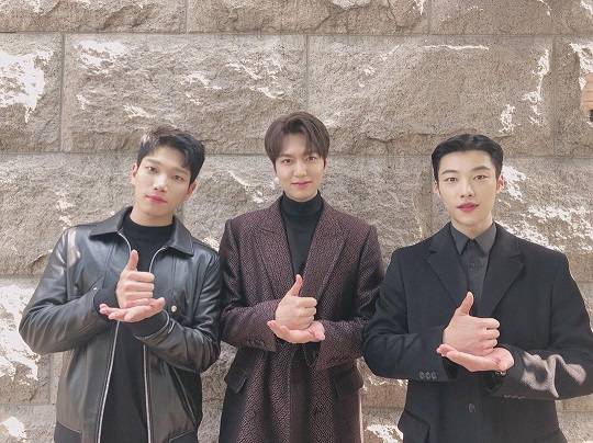 Actor Lee Min-ho participated in Lindsey Vonn with Woo Do-hwan and Kim Kyungnam, who are appearing in The King.Lee Min-ho joined the Lindsey Vonn on his 21st day by posting a photo of his sign language, which means respect alongside Woo Do-hwan and Kim Kyungnam.I am deeply grateful and respectful of the dedication of many medical staff, firefighters and volunteers who are working for the health and safety of the people from Corona 19, he said. I will pray for their health and safety.I hope that many people will work together to wash their hands, wear Mask, and keep their lives in the distance so that the effort will not be in vain, he said. I could not wear Mask inevitably because I was in the shooting scene.Lee Min-ho, who participated in the Challenge Vonn as an actor Park Bo-youngs point, said he was immediately joined by Woo Do-hwan and Kim Kyoungnam without a new point.Meanwhile, Lee Min-ho, Woo Do-hwan, and Kim Kyongnam are currently appearing on SBS The King: The Monarch of Eternity.Lee Min-ho plays the role of the Emperor of the Korean Empire, and Woo Do-hwan plays the role of the Imperial Guard captain, Cho Young; Kim Kyungnam is appearing as a detective in the homicide squad.