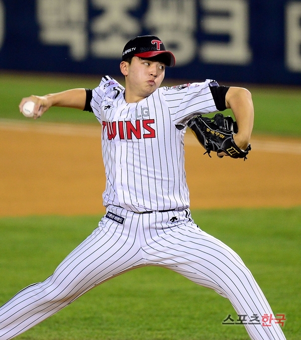 LG achieved the winning series for the Samsung Lions with the first victory of right-hander Lee Min-ho.Lee Min-ho started the Kyonggi against the Samsung Lions at the Deagu Samsung Lions Park on the 21st, scoring a 5-1 innings and a 1-0 Hit scoreless lead.Lee Min-ho, who graduated from Hwimungo this year and joined LG as the first rookie in 2020, won his first professional title with a clean pitching at the first starter Kyonggi.Lee Min-ho, who had two Bullpens before Kyonggi and four scoreless innings, came out as a starter with the support of Ryu Jung-il and Choi Il-un.Hit allowed to go to the first opponent, Lee Min-ho was the only Hit that gave up.He threw a fastball with a maximum of 151 km and a cut fastball of 145 km, defeating the Samsung Lions.In the batting line, Chae Eun-sung hit a cool room in the first inning and made Mounds shoulder comfortable with a two-run homer in the final.Kim Yoon-sik and Jung Woo-young came out from the 6th after Lee Min-ho, and Lee Sang-gyu, who finished instead of Ko Woo-suk, made his first save without giving up a run.Meanwhile, LGs top-ranked Park Yong-taek hit the Hit in the fourth inning and achieved a 3,600-run lead with the third time in history (Lee Seung-yeops 4077 and Yang Jun-hyuks 3879-run).