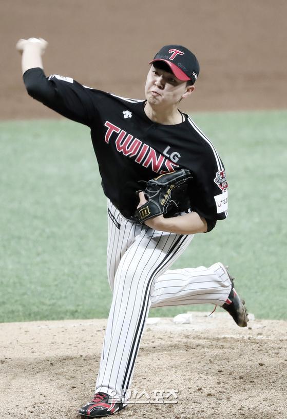 LG won 2–0 at the Samsung Lions and Kyonggi at Deagu on Monday; second-placed LG won its ninth win of the season (5 losses) and recorded a third consecutive series of dominance.On the day, Kyonggi drew attention with a confrontation between the 2019 Samsung Lions One Taein and Lee Min-hos first-order name, Pitcher.Both pitchers pitched well: One Tae-in, who had played more than 100 innings in last years start, threw a season-high seven innings, but became a losing pitcher with two runs on six hits.Lee Min-ho reported his first professional win in his starting debut with a single inning of 513 innings.He continued his 0-eRA run in 913 innings in total, including two starts earlier.LG hit a large two-point homer with a distance of 127 meters in the first inning when Che Eun Seong pulled One Taeins 144-kilometer fastball from first baseman and second baseman.Lee Min-ho, who became the third professional pitcher and first starter, threw without tension.The only hits were the only ones hit by Koo Ja-wook, who boasts the hottest hit in the Samsung Lions recently.He gave up four walks, but given his first professional start, he threw well than expected. He threw his ball without shaking even if the runner went out.In addition, Lee Hak-joo, the leading hitter in the second inning with a 2-0 lead, walked on and escaped the crisis by catching him directly as a checker.I throw it briskly, said LG coach Ryu Joong-il, as he said, Quick motion, checks and defense are all good. We are looking forward to growth.The number of pitches was 86 (51 strikes), and the fastball maximum restraint was up to 151 km.Kim Yun-stock - Jin Woo-yong in Lee Min-ho led the team to victory by tied the Samsung Lions line with two hits.In 2020, second-round left-hander Kim Yun-stock outed one batter, and Jeong Woo-yeong was responsible for 213 innings without a run.Lee Sang-gyu, who was included in the team last year, made his debut debut with the finals of Ko Woo-suks injury.In the batting line, Roberto Ramos was the only multi-hit (more than one Kyonggi two hits), and Che Eun Seong was the final homer (second in the season), making the 14th RBI in the team with the most runs in the season.