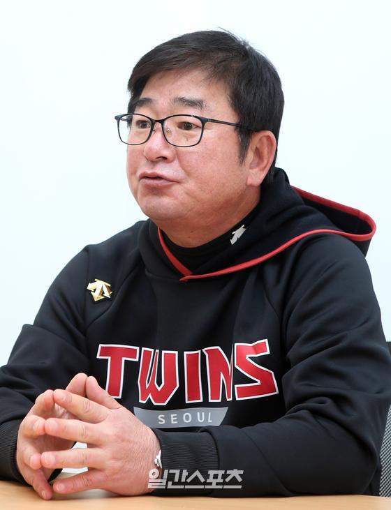 LG won 2–0 at the Samsung Lions and Kyonggi at Deagu on Monday; second-placed LG won its ninth win of the season (5 losses) and recorded a third consecutive series of dominance.LG manager Ryu Joong-il said: I really congratulate Lee Min-ho on his first start, its his first start and he threw really well.Kim Yun-stocks first hold and Lee Sang-kyus first save also celebrate.We bullpen pitchers are really blocking us with Ko Woo Seok missing due to injury, he said. Che Eun Seongs two-point homer was good at the batting line.In 2020, first-choice pitcher Lee Min-ho reported his first professional win in his debut debut with a 1-hit scoreless score in 513 innings.He continued his 0-eRA run in 913 innings in total, including two starts earlier.LG hit a large two-point homer with a distance of 127 meters in the first inning when Che Eun Seong pulled Won Tae-ins 144-kilometer fastball from first baseman and second baseman.Lee Min-ho, who was the third professional pitcher and first starter, threw without tension.The only Fi Hit was the only one hit by Koo Ja-wook, who boasts the hottest hit in the Samsung Lions recently.He gave up four walks, but given his first professional start, he threw well than expected. He threw his ball without shaking even if the runner went out.He also walked in the second inning with a 2-0 lead, Hak-ju Lee, and escaped the crisis by catching him with a direct checker.LG manager Ryu Joong-il said, I throw it briskly. Quick motion, checks and defense are good. I look forward to growth.The number of pitches was 86 (51 strikes), and the fastball maximum restraint was up to 151 km.A new pitcher from Lee Min-ho to Kim Yun-stock - Jin Woo-yong tied the Samsung Lions batting line to 2 Hit to lead the team to victory.In 2020, second-round left-hander Kim Yun-stock outed one batter, and Jeong Woo-yeong was responsible for 213 innings without a run.Lee Sang-kyu, who was included in the last years Kyonggi, made his debut debut with Ko Woo Seoks injury-stricken finish.In the batting line, Roberto Ramos was the only multi-hit (over one Kyonggi 2Hit), and Che Eun Seong was the final homer (second in the season), making the 14th RBI of the season, the most in the team.