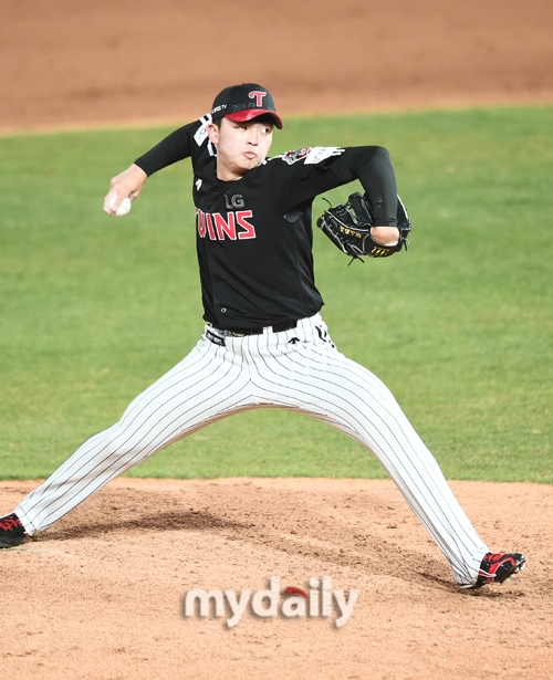 Lee Min-ho has lived up to the teams expectations in his first professional debut.Lee Min-ho (LG Twins) started the game against the 2020 Shinhan Bank SOL KBOUEFA Champions League Samsung Lions Lions Lions at Deagu Samsung Lions Park on the 21st, and scored a scoreless score of 513 innings and 1 hit 2 strikeouts.Lee Min-ho, a 2001 right-hander, is a high school graduate who debuted to the KBOUEFA Champions League this year.Kyonggi was the first starter to debut because he was in the Bullpen position ahead of 2Kyonggi.In the 2Kyonggi, which went to BullpenPitcher, he pitched four scoreless innings.Lee Min-ho, who had a fly ball with Kim Sang-su and Kim Dong Yub in the first inning, gave Gu Ja-wook a right-handed hit, but finished the first inning with a grounder.In the second inning, he sent out the lead hitter, Hak-ju Lee, on a walk, and he solved the runner he sent out.Kim Hun-gon and Tyler Saladino are then treated with ground balls.In the third and fourth innings, he gave up two walks after two outs, but he did not hit the follow-up and finished without any crisis.The fifth inning also allowed Kang Min-ho to walk after one out, but he struck out Park Hae-min and led Kim Sang-su to right fielder fly ball.Lee Min-ho, who threw 83 in the fifth inning, climbed to the mound in the sixth inning and handled the lead hitter Kim Dong Yub with first baseman foul fly and handed the Mound to Kim Yoon-sik.If the team steps back from a 2-0 lead and Bullpen does not allow a tie and a reversal, they can take their first debut win in the first professional start.It was Lee Min-ho, who had a bit of walks but didnt hit a follow-up after that and graced his first start with no runs; 86 pitches.