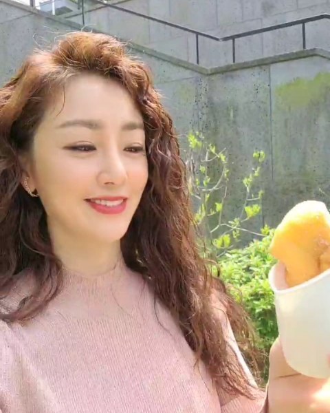 Actor Oh Na-ra flaunts cute exhaust MukbangOh Na-ra told his Instagram on May 21, The snacks I eat at the scene are the best.I can not give up on the redeeming. The video shows Oh Na-ra eating the exhaust. Oh Na-ras fresh beauty catches the eye.Oh Na-ras white-green skin and distinctive features are also outstanding.Fans who encountered the video responded such as It is so beautiful, It looks like CF and Mukbang goddess.delay stock